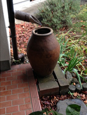 屋根に降った雨を貯留して流出の集中を抑えるために置かれた壺。