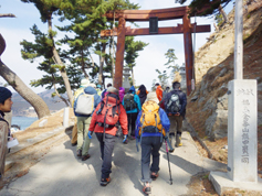 自然観察会と言っても登山を伴うので、皆さん登山の格好で参加です。