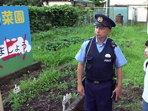 ポリスに扮する佐々木洋(ニコンミュージアムHPより)