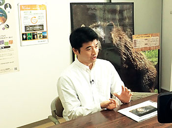 クマの爪痕がある場所へ案内