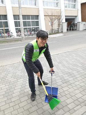地域の一員として、町内清掃も大事です。