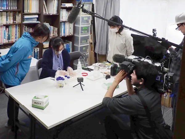 取材のようす。鳥のフンを採取し、中に含まれる植物の種子を調査しています。