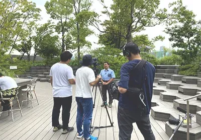 おもはらの森の樹木を背にしてインタビュー