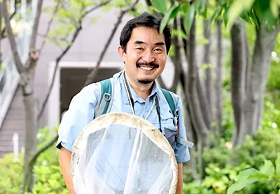 捕虫網を手にする伊藤元