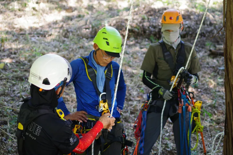 まずは1回目の訓練のおさらい。隊長から説明を受ける隊員。